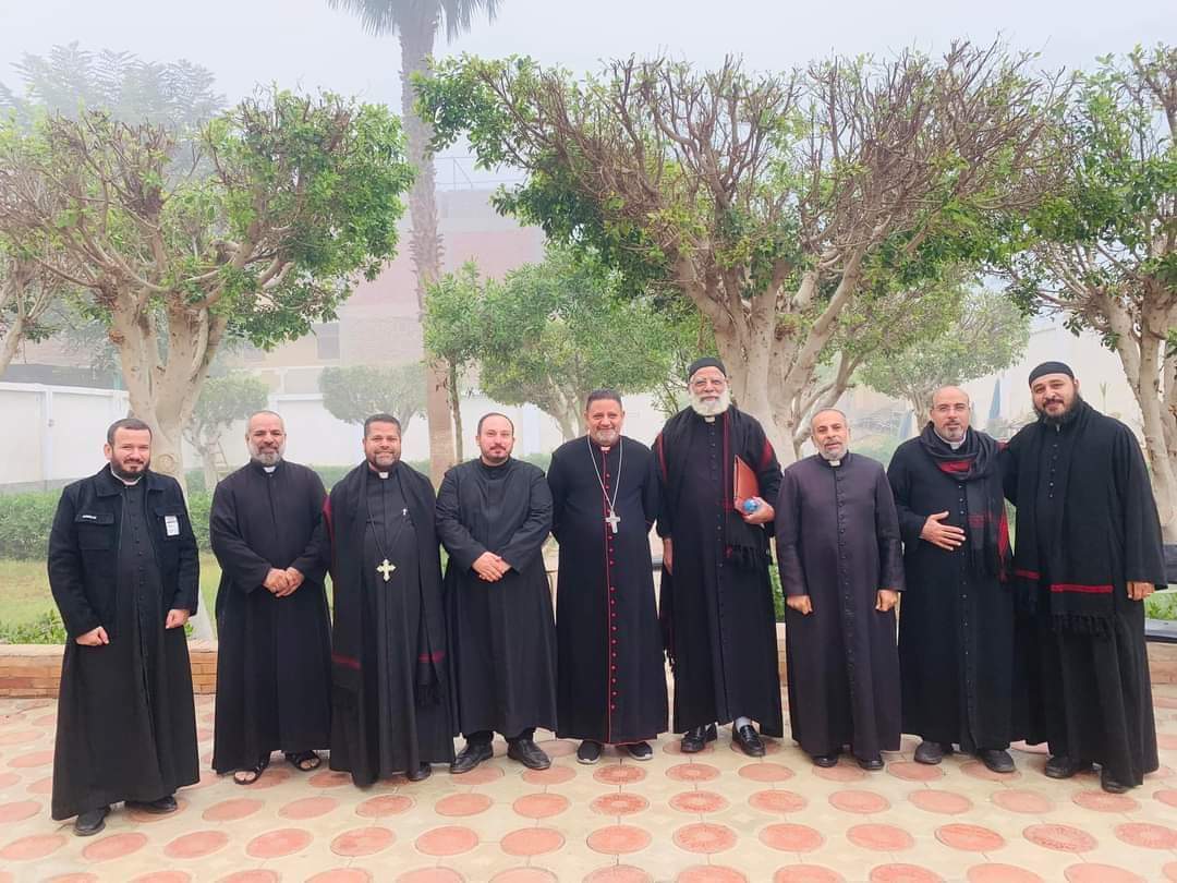 مطران جنوب المنيا للكاثوليك يتراس اجتماع لجنة التكوين الدائم للكهنة 
