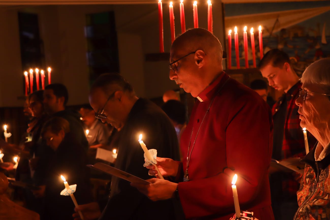 الكنيسة الأسقفية تحتفل بترانيم الميلاد على أضواء الشموع| صور