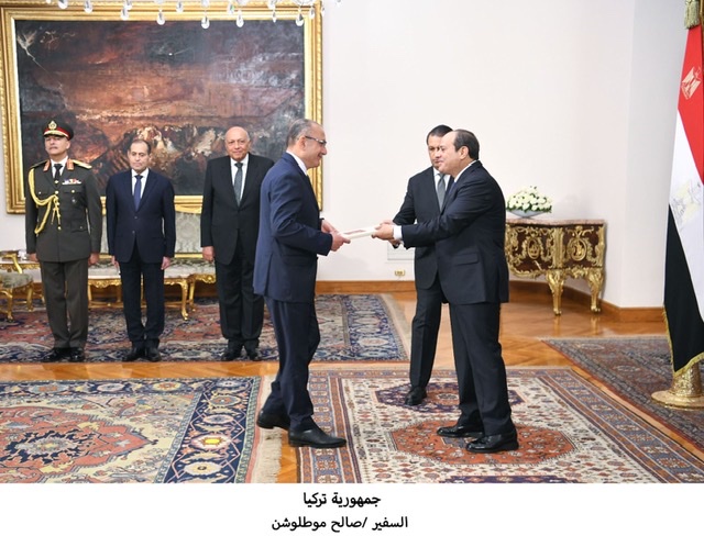 الرئيس السيسي يتسلم أوراق اعتماد السفير التركي صالح موطلو شن