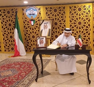 سفير قطر يقدم واجب العزاء في الشيخ نواف الأحمد الصباح بمقر السفارة الكويتية بمصر 