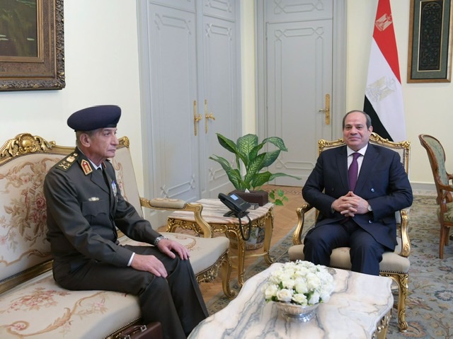 السيسي  يستقبل القائد العام للقوات المسلحة وزير الدفاع والإنتاج الحربي
