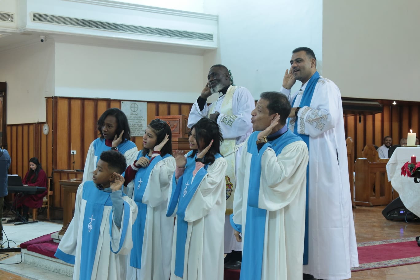 « الكنيسة الأسقفية» توفر ترجمة فورية بلغة الإشارة وتخصص ركنًا للصم بقداس العيد |صور