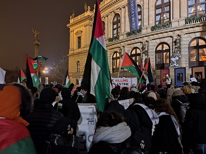 رسائل سياسية وقانونية للعالم والقادة العرب في تظاهرة أمام السفارة الإسرائيلية في براغ

