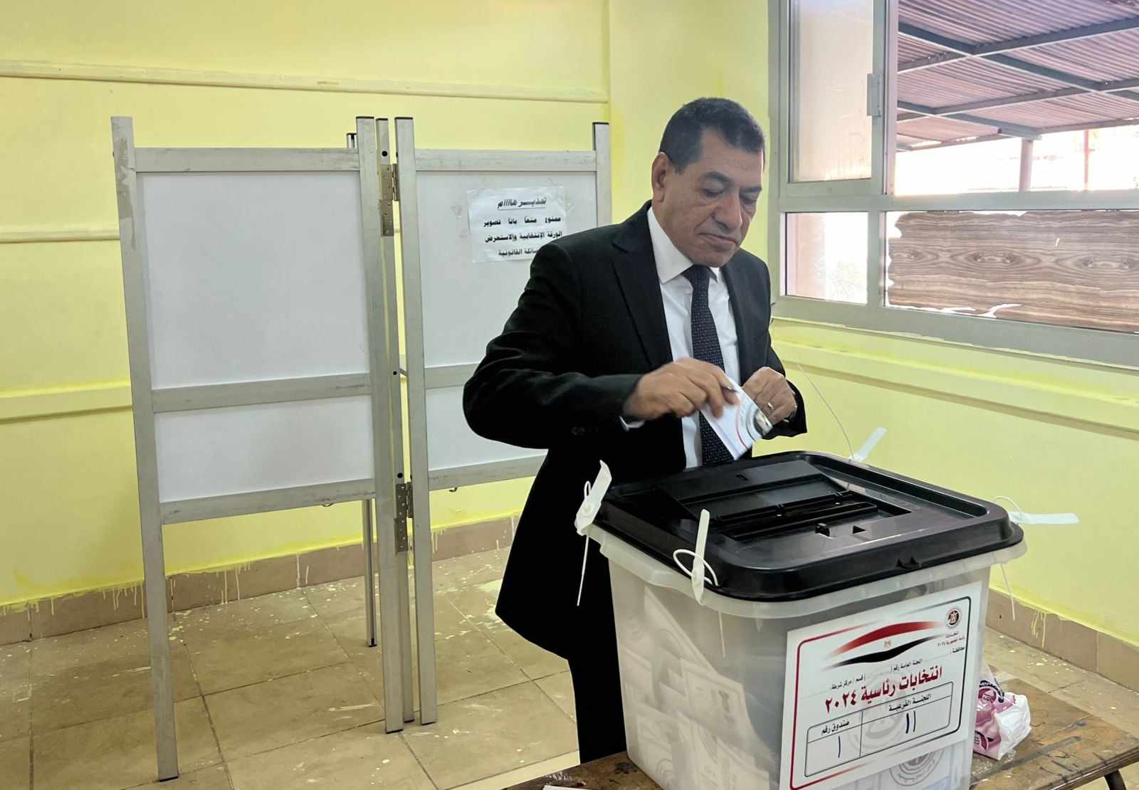 رئيس محكمة استئناف القاهرة يدلي بصوته في الانتخابات الرئاسية

