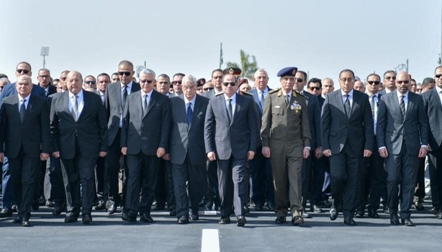 بالصور.. الرئيس السيسي يتقدم الجنازة العسكرية لرئيس الوزراء السابق المهندس شريف إسماعيل 