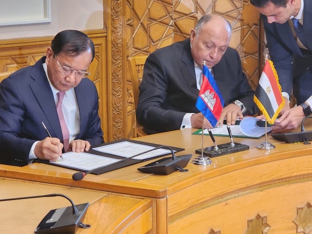 شكري يوقع مذكرات تفاهم مع رئيس الوزراء ووزير الخارجية والتعاون الدولي بمملكة كمبوديا