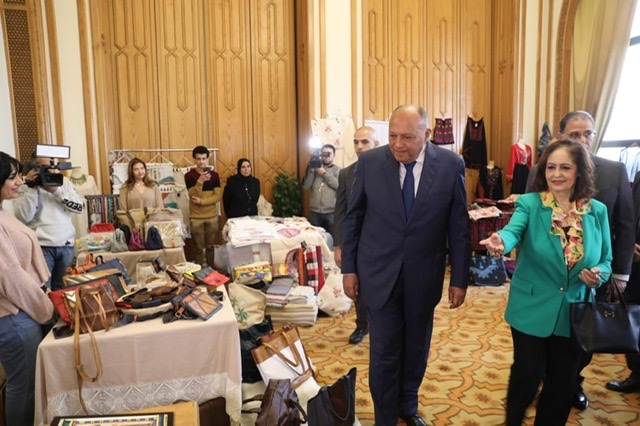 وزير الخارجية يفتتح معرض المنتجات المصرية التراثية 