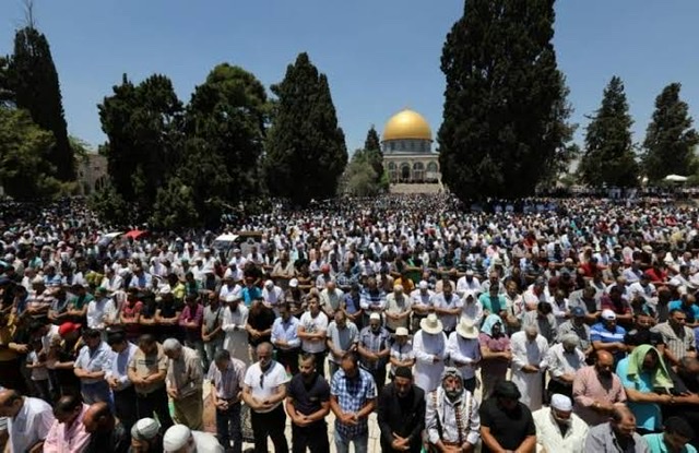250 ألفا يؤدون صلاة الجمعة الأخيرة من شهر رمضان في المسجد الأقصى
