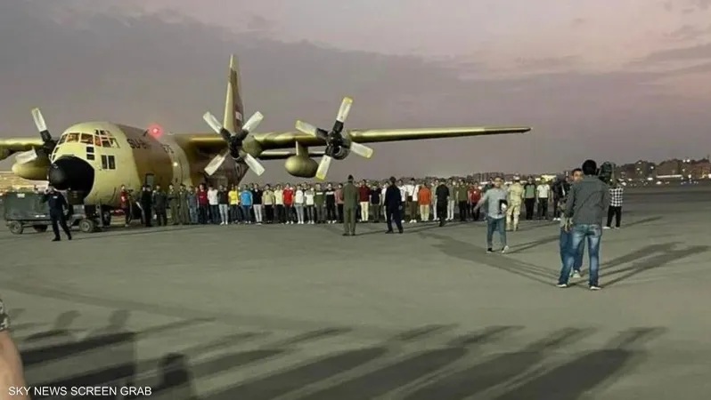 وصول الدفعة الأولى من الجنود والضباط المحتجزين في السودان إلى مطار القاهرة