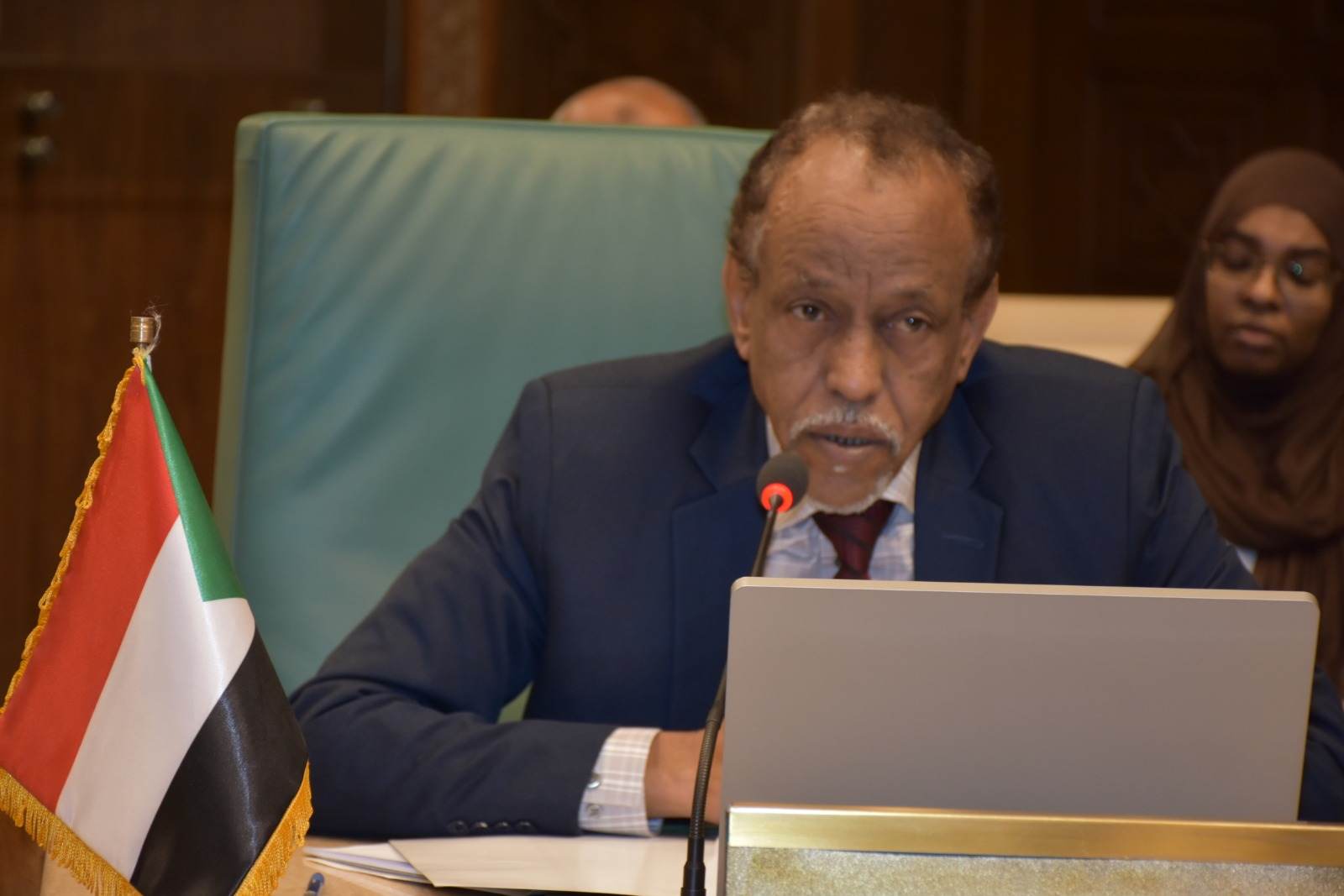 السودان يطالب الجامعة العربية بإصدار توصيات بتسوية الأزمة داخليا بعيدا عن التدخلات الدولية