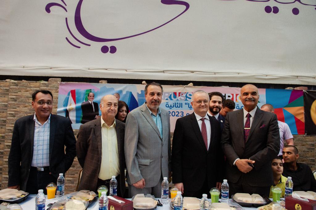 سفارة روسيا بالقاهرة تقيم مأدبة إفطار لـ 300 شخص في حي الدقي
