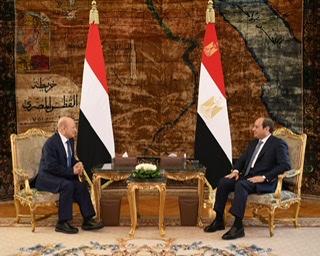  السيسي يستقبل رئيس مجلس القيادة الرئاسي اليمني