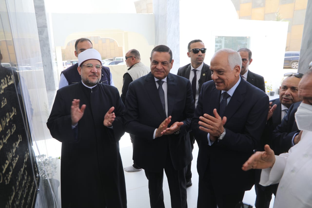 وزراء الاوقاف والتنمية المحلية ومحافظ الجيزة يفتتحون مسجد 