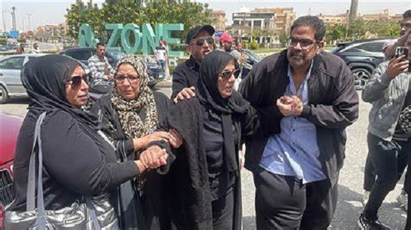 انهيار والدة شيرين الطحان وبناتها أثناء تشييع جثمانها بمسجد فاطمة الشربتلي
