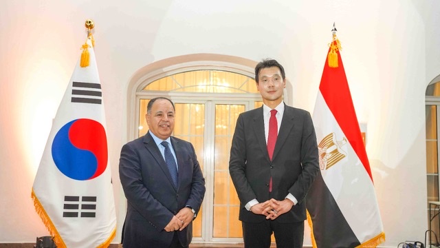 سفير كوريا ووزير المالية يتفقان على ضرورة حل الصعوبات التي تواجه الشركات الكورية في مصر