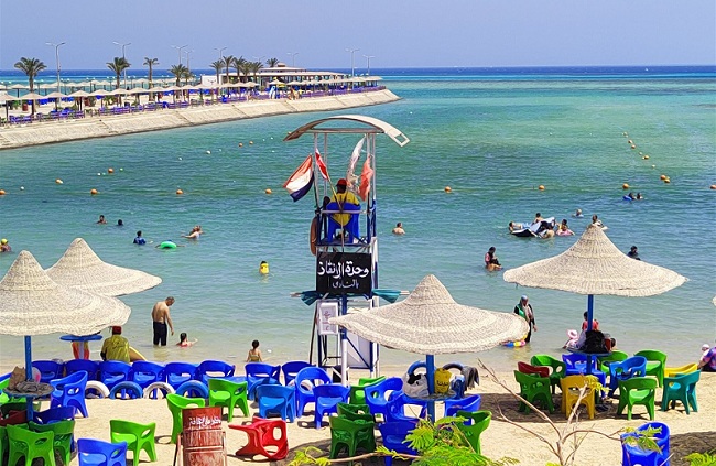 محافظ البحر الأحمر يقرر إعادة فتح شواطئ الغردقة عدا منطقة حادث القرش

