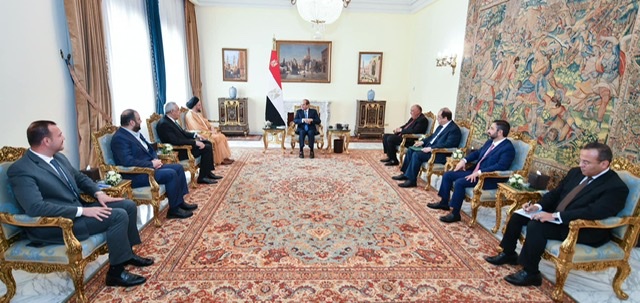 الرئيس السيسي يؤكد الاعتزاز بعمق العلاقات الوطيدة بين مصر والعراق 