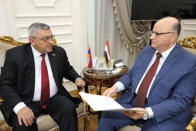 سفير أرمينيا يبحث مع محافظ القاهرة سبل تعزيز التعاون بين القاهرة ومدينة يريفان 