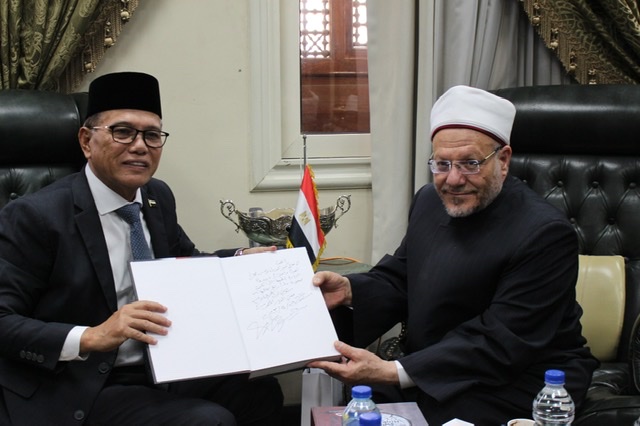 وفد ماليزي يلتقي مفتي الجمهورية برئاسة كبير وزراء ولاية باهانج الماليزية 