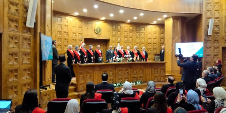 وزير العدل يُكرم القاضيات في دورة التكوين الأساسي لهن

