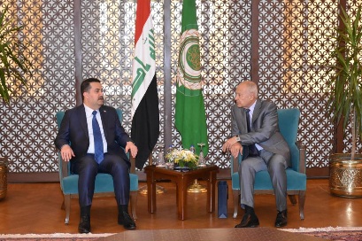 أبو الغيط في استقبال رئيس وزراء العراق: بغداد تقوم بدور مهم في المنطقة
