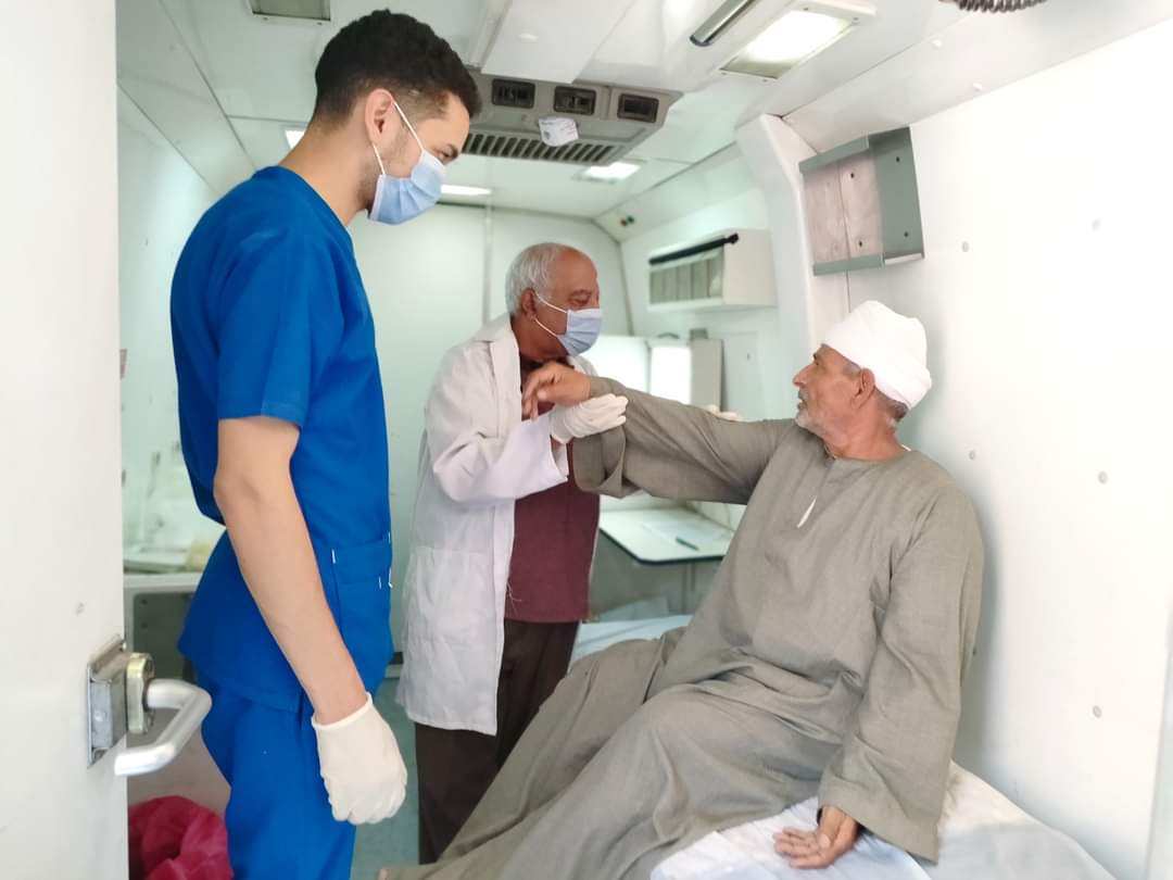 توقيع الكشف الطبي على 1574 حالة خلال قافلة علاجية بقرية دير أبوحنس بمركز ملوى بالمنيا