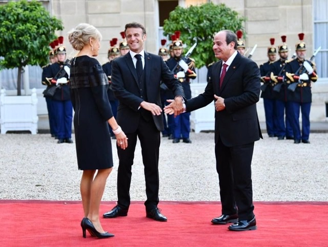 السيسي يشارك في مأدبة عشاء الرئيس الفرنسي بقصر الإليزية 