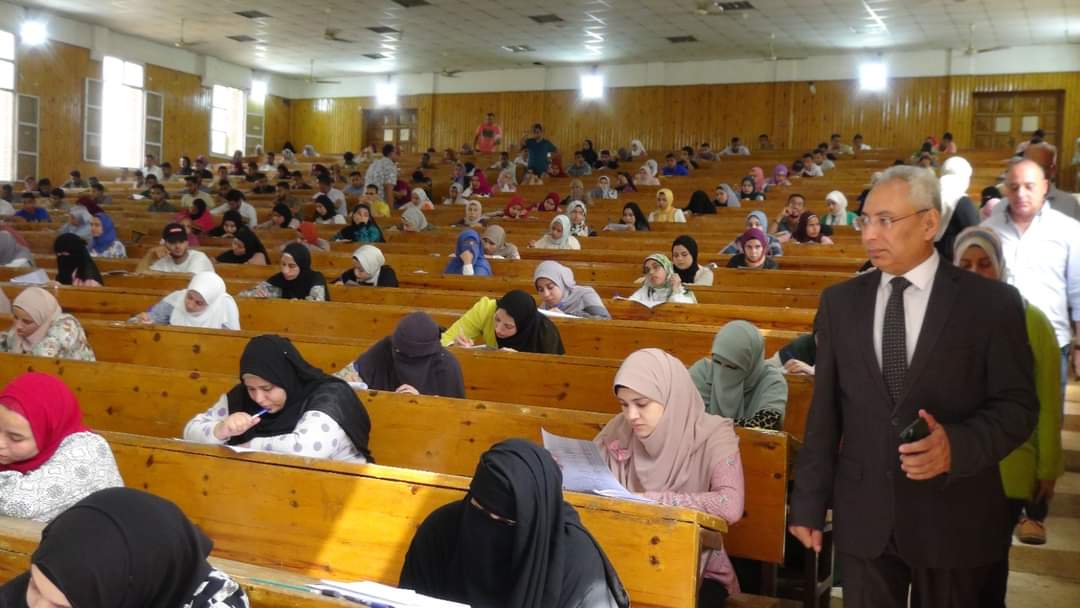 رئيس جامعة المنيا يُجري جولات تفقدية لمتابعة سير اعمال الامتحانات بــ  لجان 