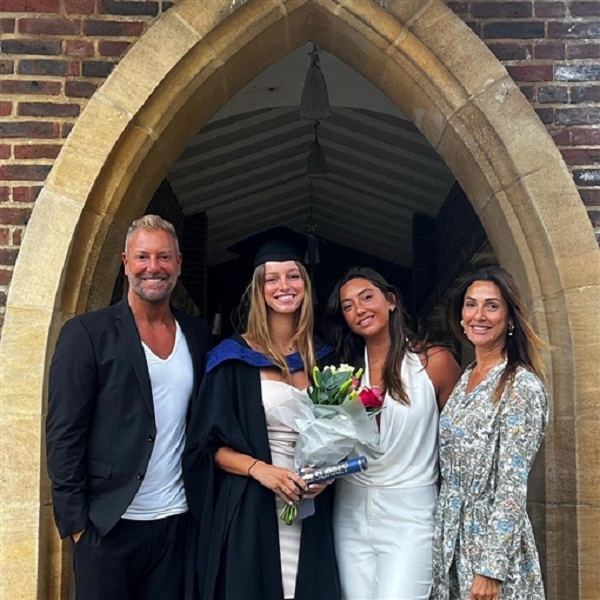 تامر هجرس يحتفل بتخرج ابنته من الجامعة في بريطانيا
