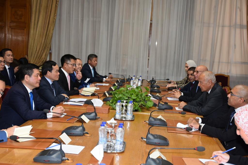 أبو الغيط يبحث مع نائب رئيس وزراء فيتنام سبل تعزيز التعاون المشترك