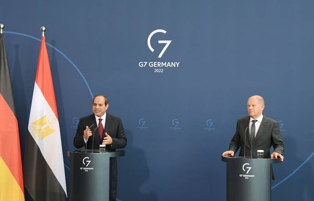 السيسي وأولاف شولتز يبحثان هاتفيا سبل تعزيز العلاقات الثنائية بين مصر وألمانيا في جميع المجالات
