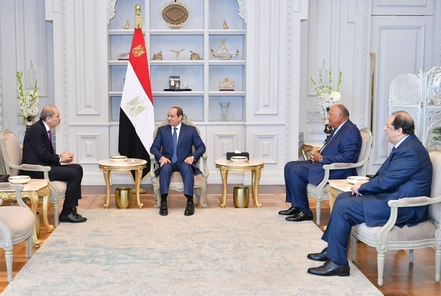 الرئيس السيسي ورئيس وزراء الأردن يتبادلان الرؤي حول تطورات عملية السلام في الشرق الأوسط