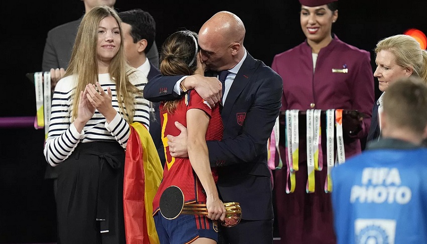 فيفا يفتح تحقيقا ضد مسؤول رياضي إسباني بعد تقبيل لاعبة كرة على شفاهها