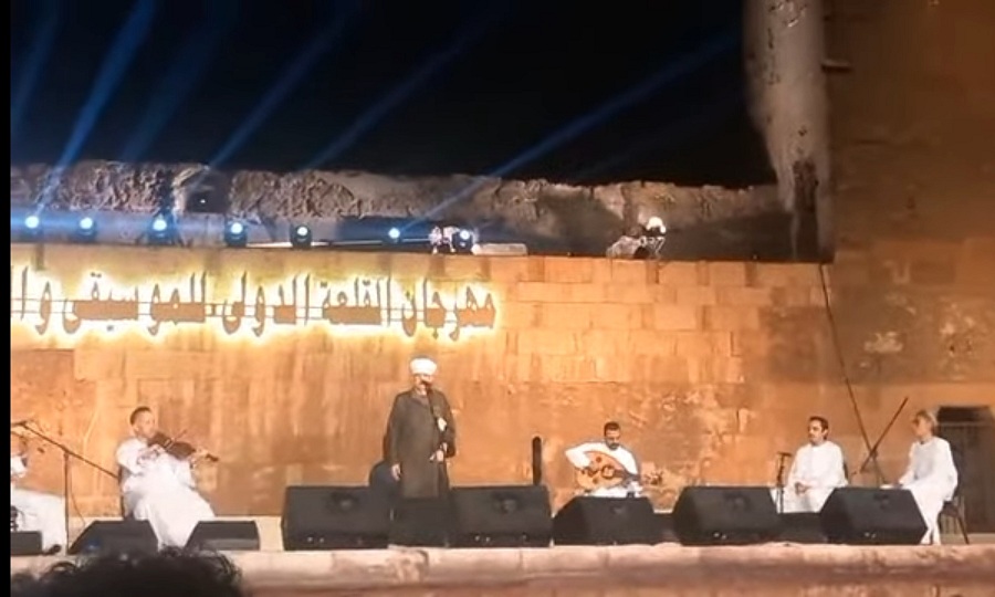 فيديو .. ياسين التهامي ينشد في مهرجان القلعة وسط مئات من جمهوره