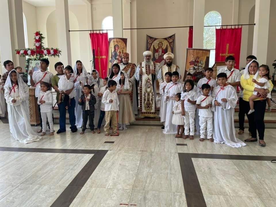 بحضور القنصل المصري.. معمودية ٢٢ شخصا بالكنيسة الأرثوذكسية في بوليڤيا