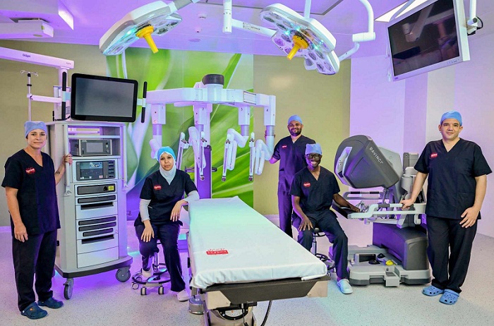 الروبوت (دافنشي Xi) يساعد الأطباء في إجراء جراحات معقدة بدقة عالية في أبو ظبي

