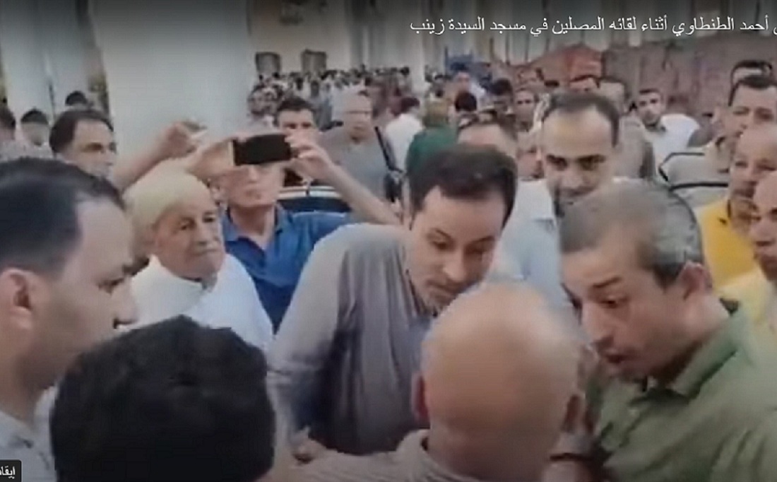 فيديو .. محاولة لإخراج المرشح الرئاسي المحتمل أحمد الطنطاوي عنوة من مسجد السيدة زينب