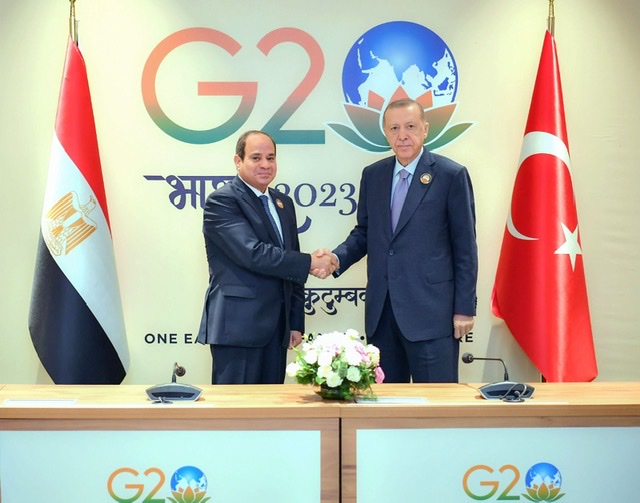السيسي وأردوغان يؤكدان أهمية العمل من أجل دفع مسار العلاقات بين مصر وتركيا 