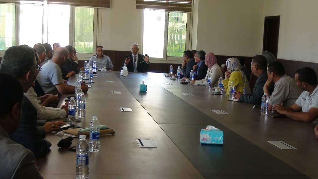 د. عصام فرحات يجتمع بالهيكل الإداري لتسيير أعمال جامعة المنيا الأهلية استعداداً لبدء الدراسة