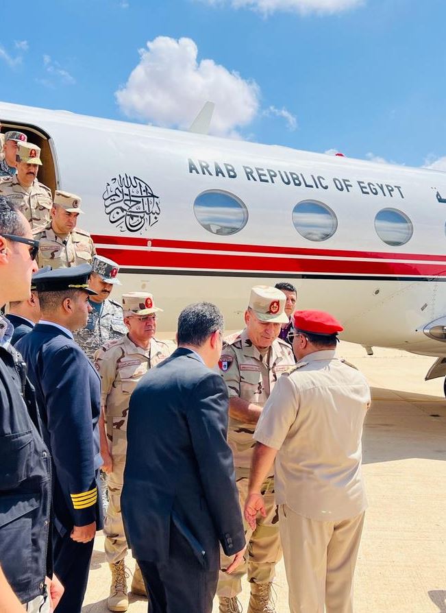 وفد عسكري برئاسة الفريق أسامة عسكر يصل إلى ليبيا ويتلقي المشير خليفة حفتر