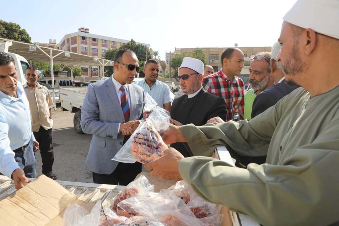 توزيع 2 طن لحوم من صكوك الأوقاف و 20 ألف شنطة مواد غذائية لأسر تكافل وكرامة بمراكز محافظة المنيا