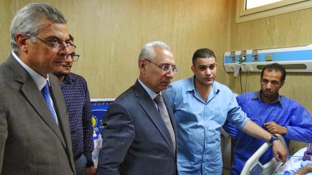 رئيس جامعة المنيا يزور مستشفى الاستقبال والطوارئ الجامعي للاطمئنان على إحدى طالبات الجامعة إثر تعرضها لحادث أليم