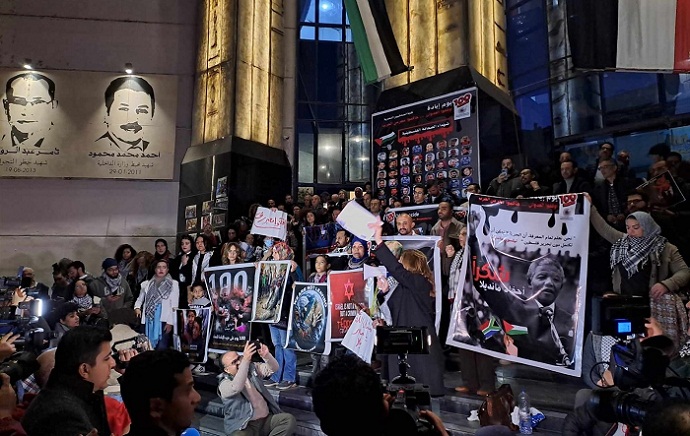 نقابة الصحفيين تنظم وقفة احتجاجية على سلالم النقابة للتضامن مع أهالى غزة

