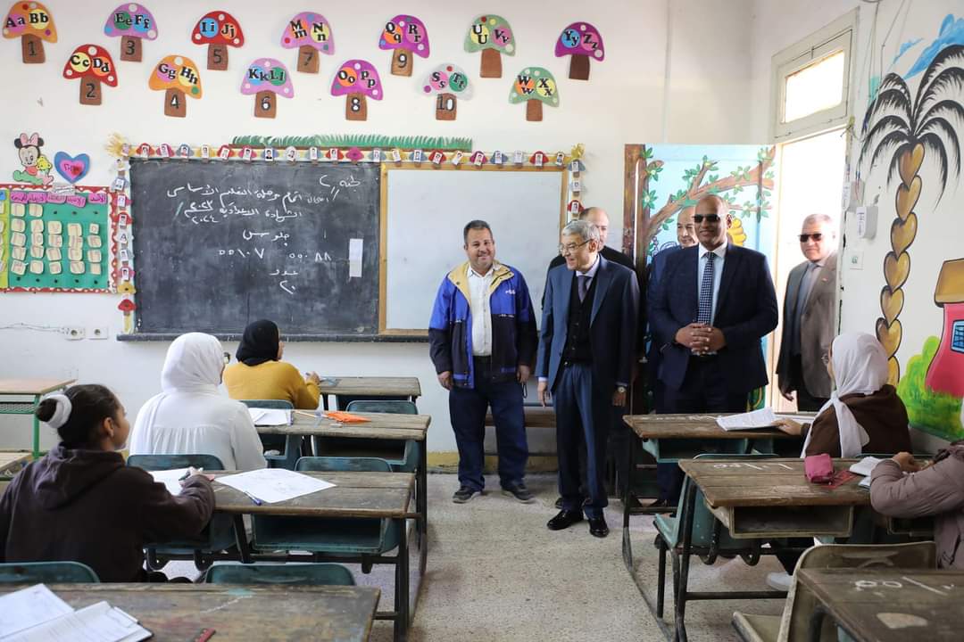 في يومها الأول محافظ المنيا يتفقد سير امتحانات الشهادة الإعدادية بعدد من اللجان
