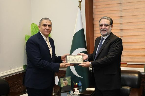 السفير المصري في إسلام آباد يلتقى وزير الدفاع الباكستانى