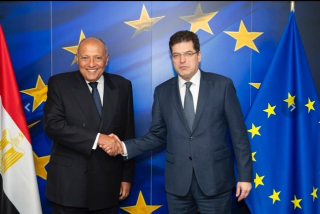 وزير الخارجية يعقد اجتماعاً مع المفوض الأوروبي لإدارة الأزمات في بروكسل