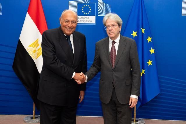 شكري يبحث مع جينتلونى سبل تعزيز العلاقات الاقتصادية بين مصر والاتحاد الأوروبى
