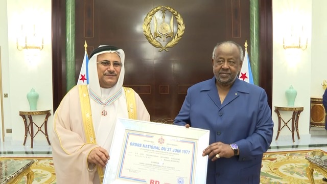 رئيس جيبوتي يقلد رئيس البرلمان العربي 