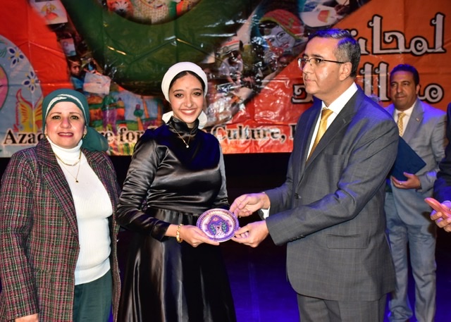 سفير الهند بالقاهرة يوزع الجوائز وشهادات التقدير على الفائزين بمسابقة الرسم السنوية