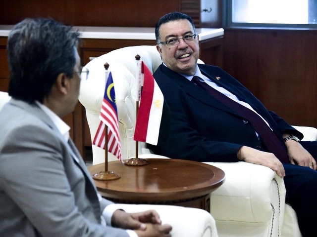 سفير مصر بماليزيا يلتقي بوزير السلع والزراعات الماليزي